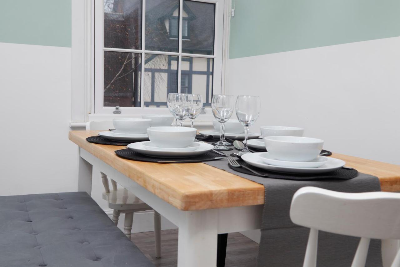 Stunning Two Bedroom Apartment By Purestay Short Lets & Serviced Accommodation Warwickshire With Parking Stratford-upon-Avon Exterior photo