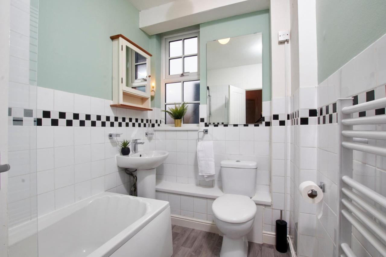 Stunning Two Bedroom Apartment By Purestay Short Lets & Serviced Accommodation Warwickshire With Parking Stratford-upon-Avon Exterior photo