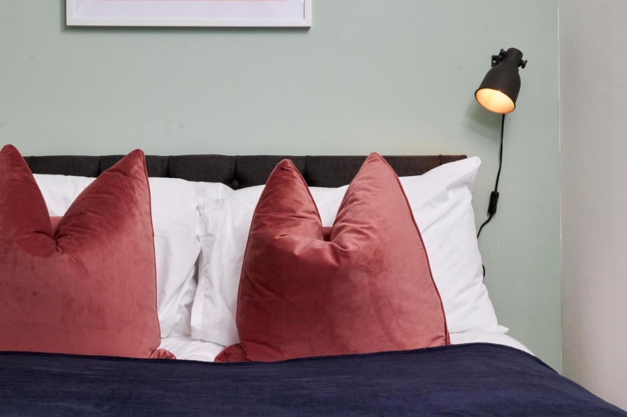 Stunning Two Bedroom Apartment By Purestay Short Lets & Serviced Accommodation Warwickshire With Parking Stratford-upon-Avon Exterior photo
