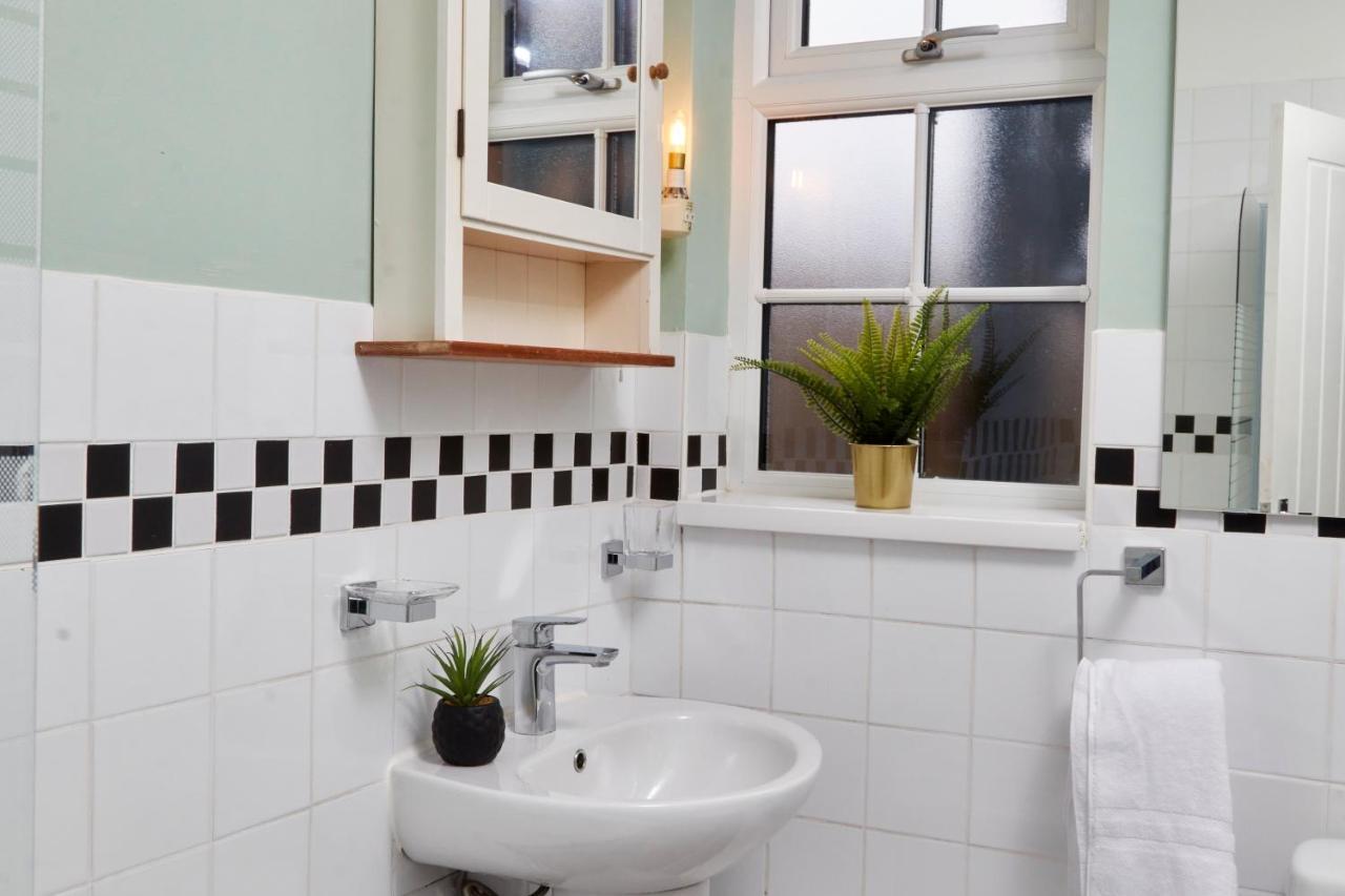 Stunning Two Bedroom Apartment By Purestay Short Lets & Serviced Accommodation Warwickshire With Parking Stratford-upon-Avon Exterior photo